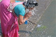 Waschung in Mutter Ganga reinigt nicht nur den Körper