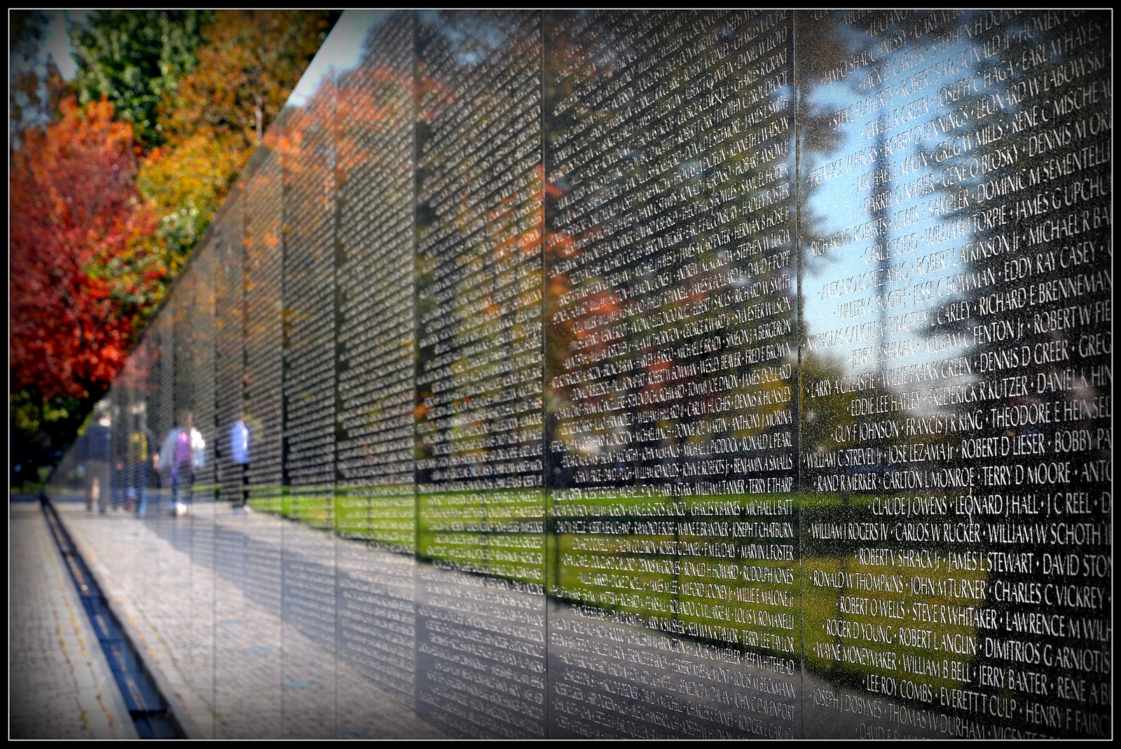 Washington im Herbst... Spiegelung am Vietnam - Memorial ..