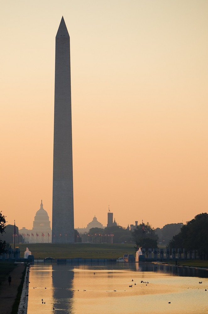 Washington Memorial mit Kapitol im Sonnenaufgang