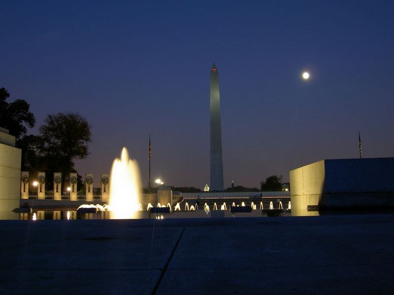 Washington Monument im "Schatten" des World War II Monuments