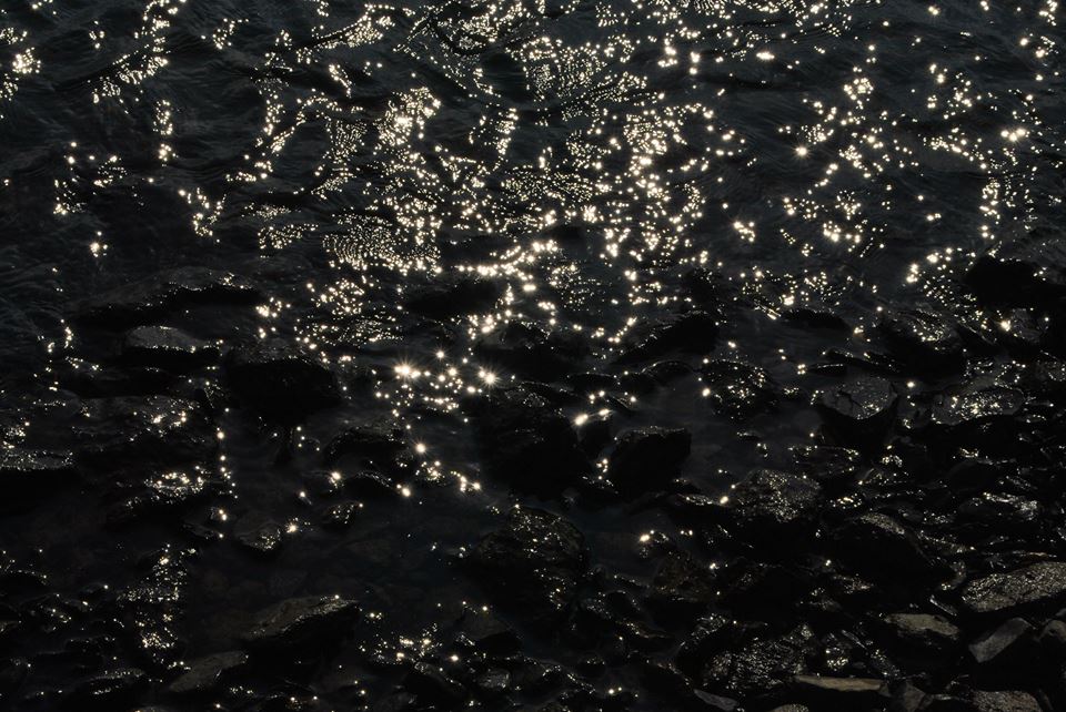 Wasser am Rhein, welches einem Sternenhimmel gleicht