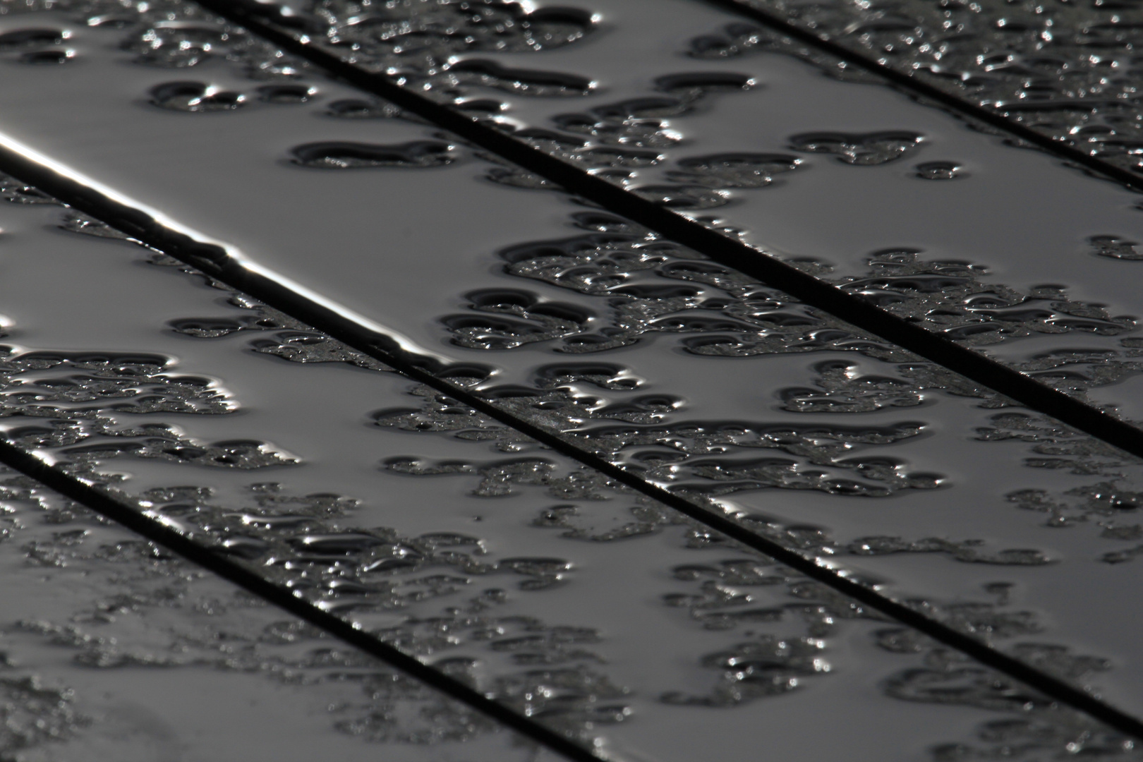 Wasser auf Gartentisch