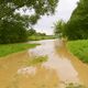 wasser auf gehweg