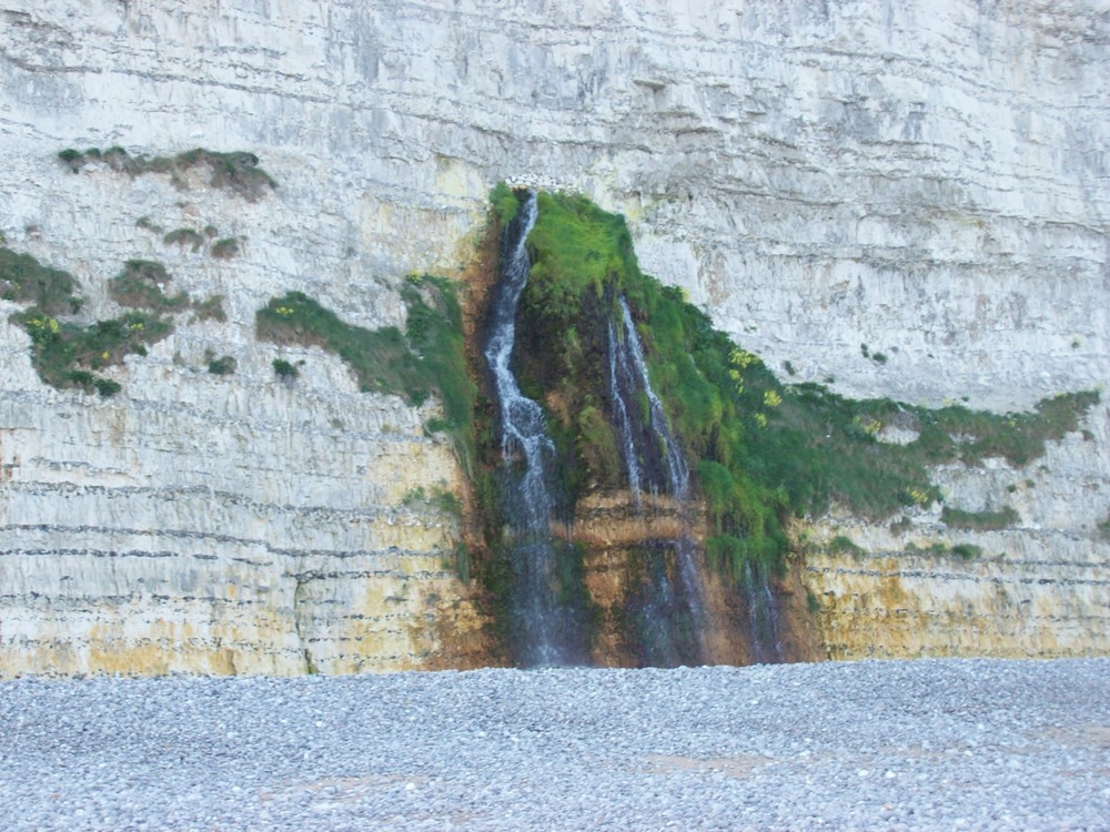 Wasser aus der Felswand