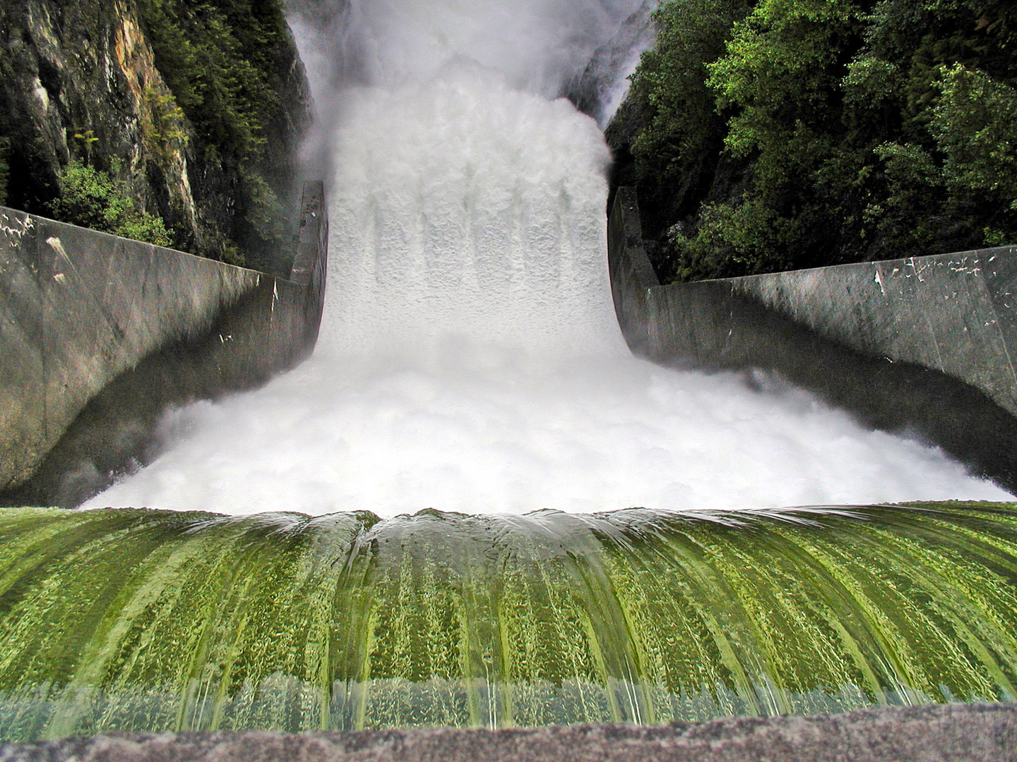 Wasser, das in die Tiefe rauscht