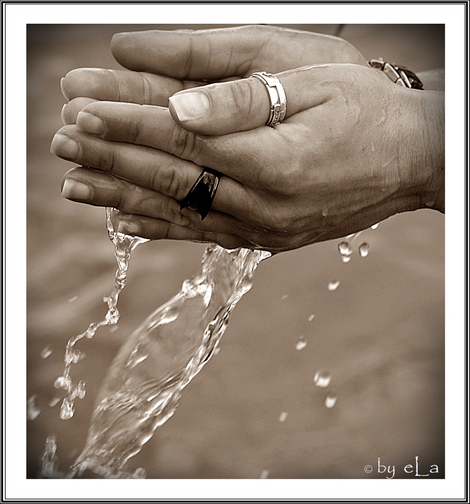 Wasser durch die Hände