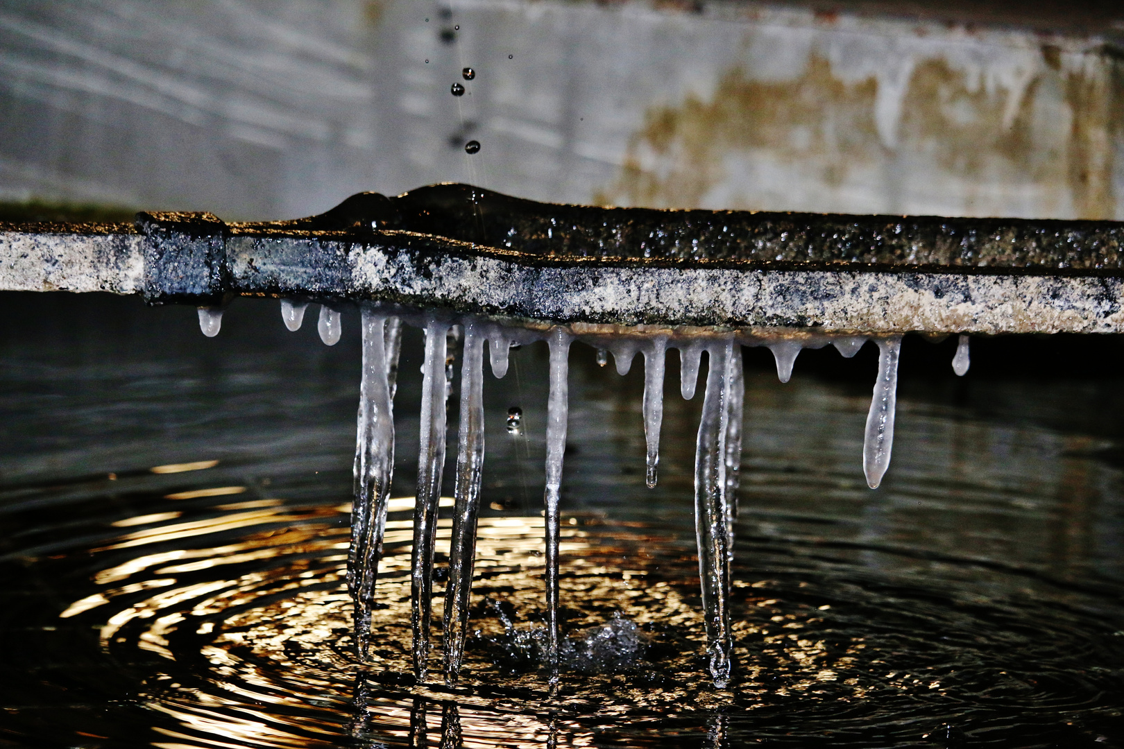 Wasser, Eiszapfen, Tropfen und Licht...