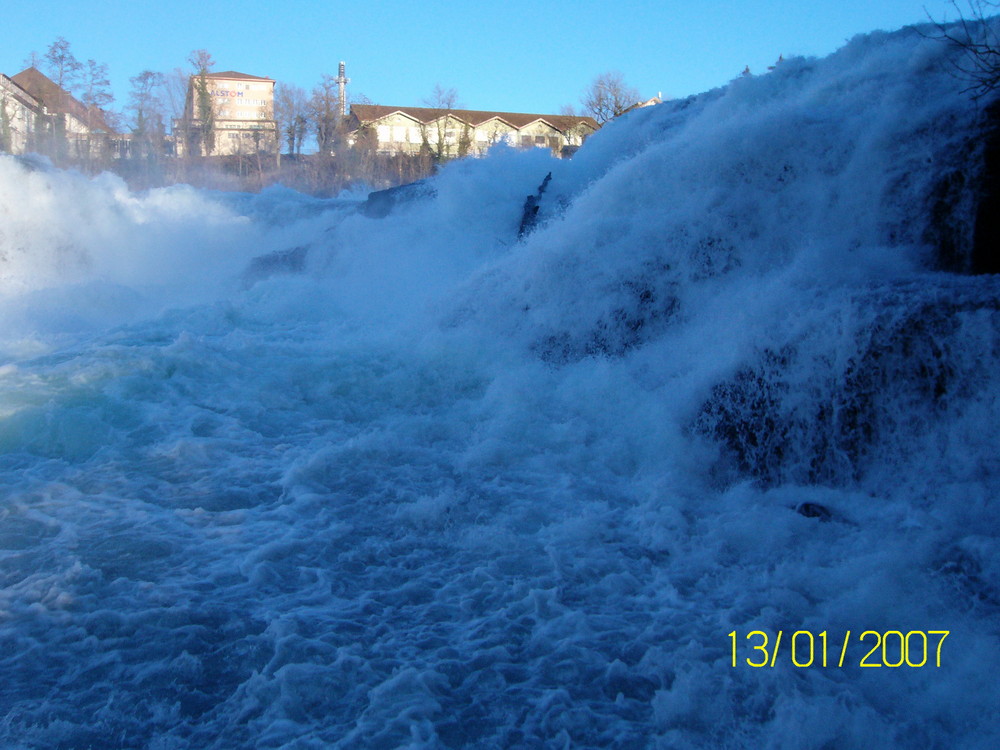 Wasser fällt ohne Ende hinab am Rheinfall !!!