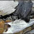 Wasser, Felsen und Schnee