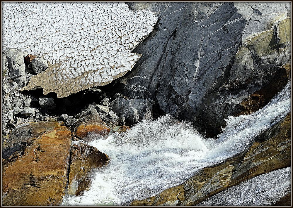 Wasser, Felsen und Schnee