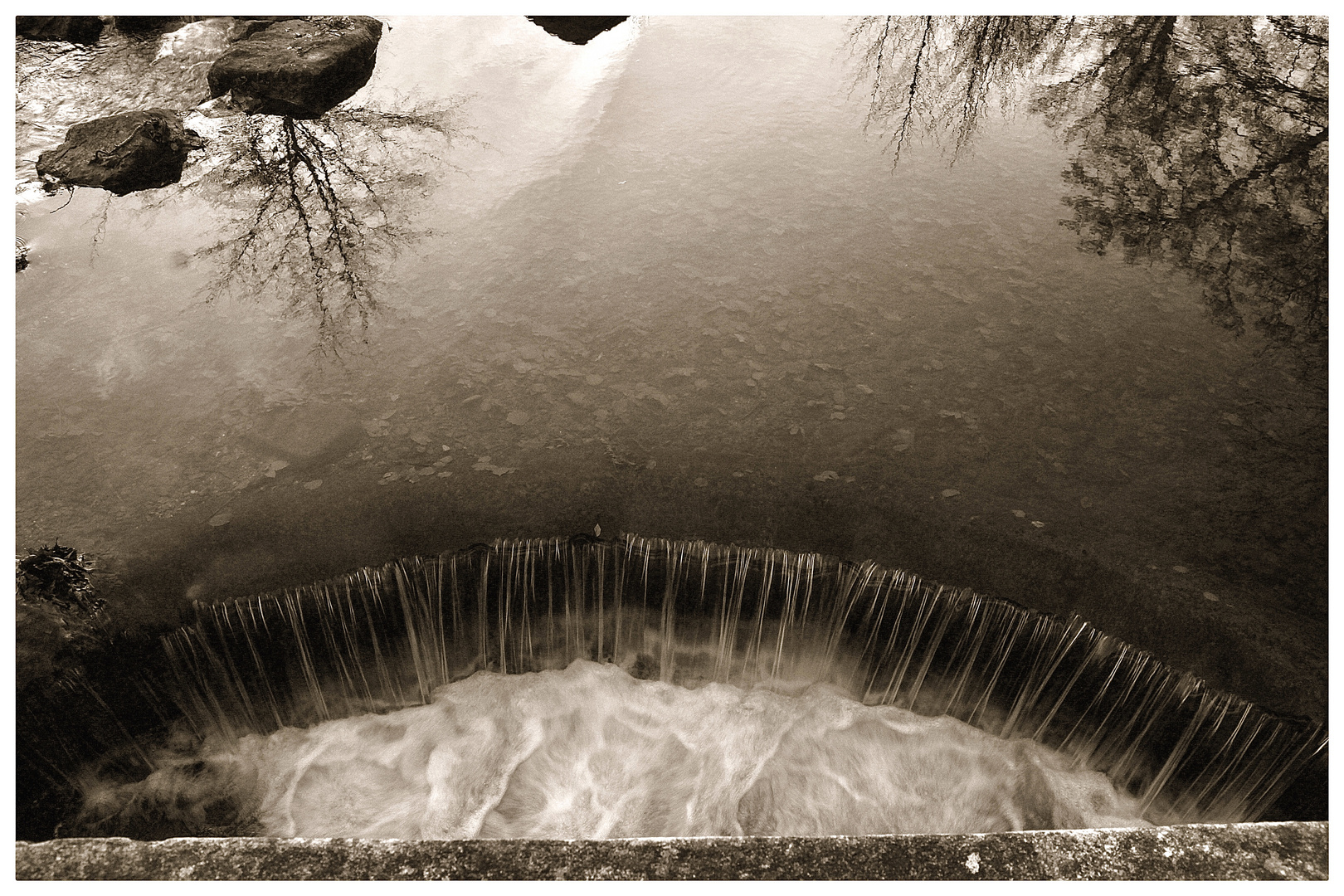 Wasser fließt - Schatten bleibt