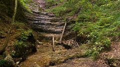 Wasser fließt über Felsen