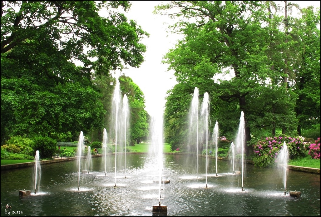 Wasser-Fontänen im Park..