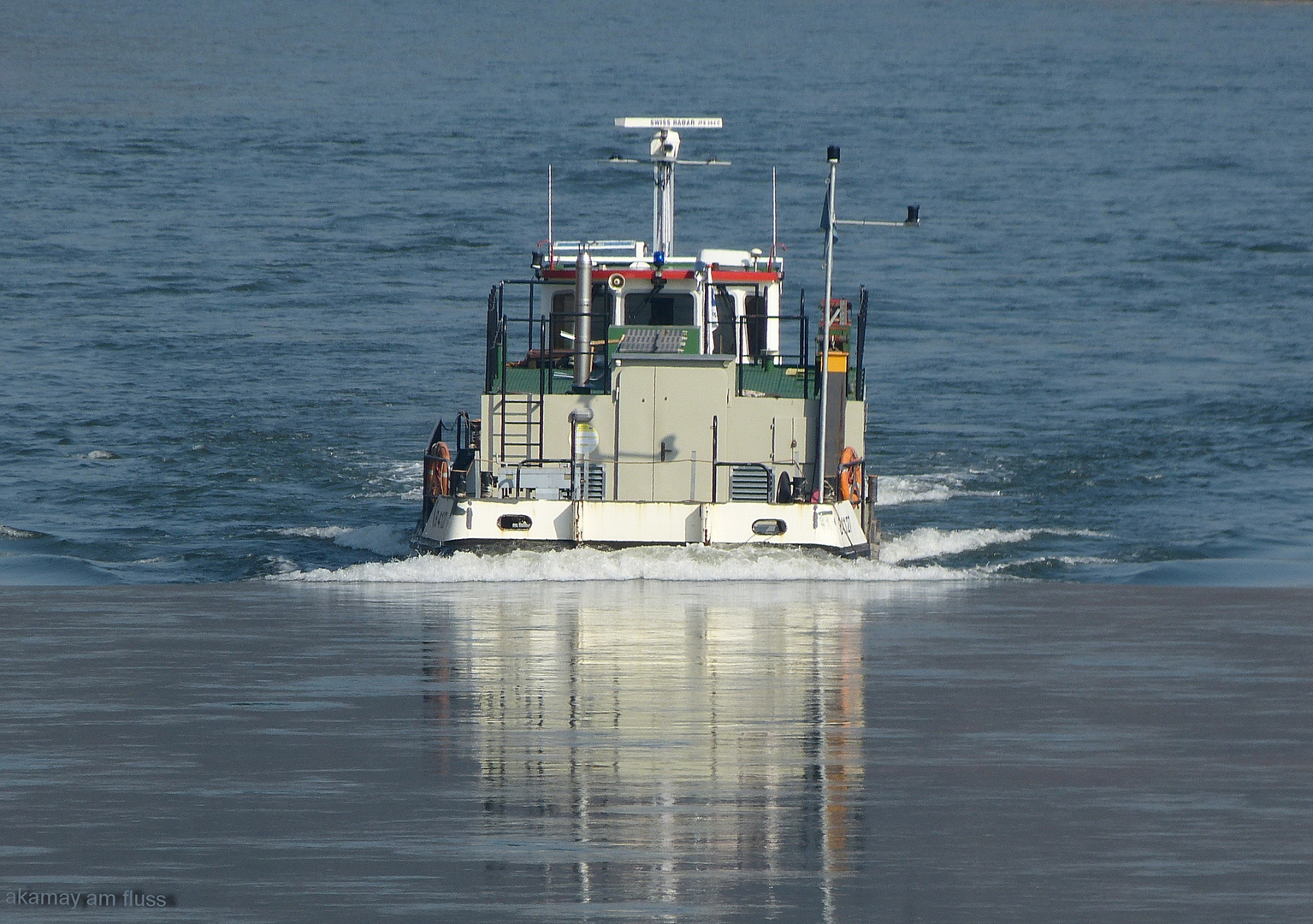 Wasser gegen Wasser - Schiffe auf der Weser