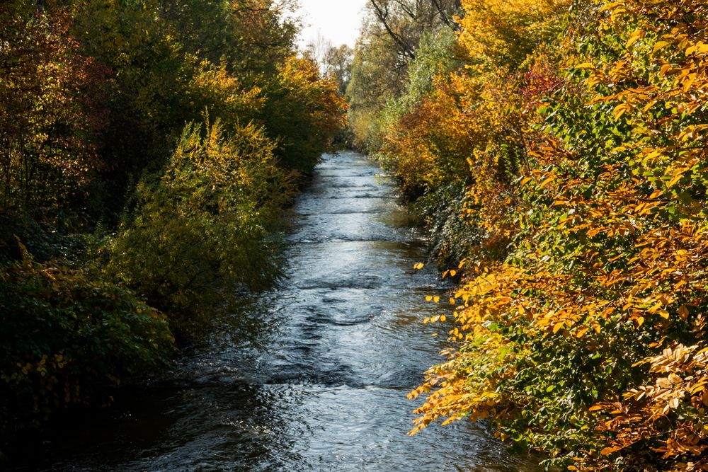 Wasser geht sein Weg und Farben ändern