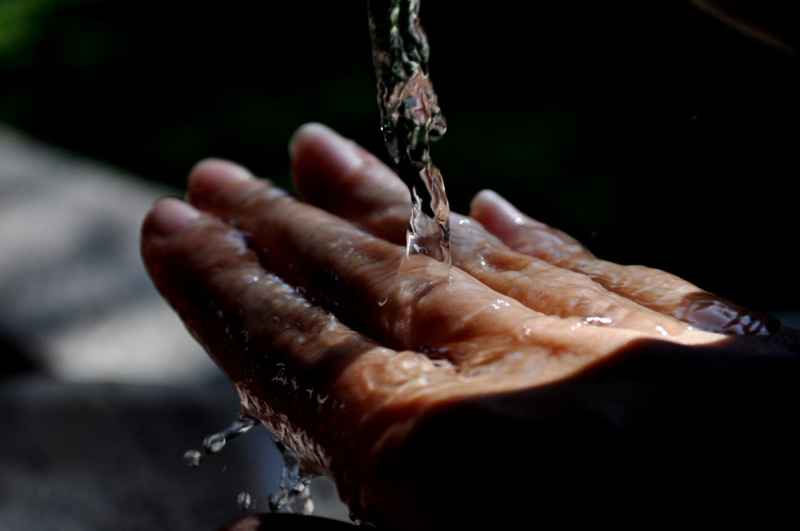 Wasser - Hand - Brunnen