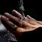 Wasser - Hand - Brunnen