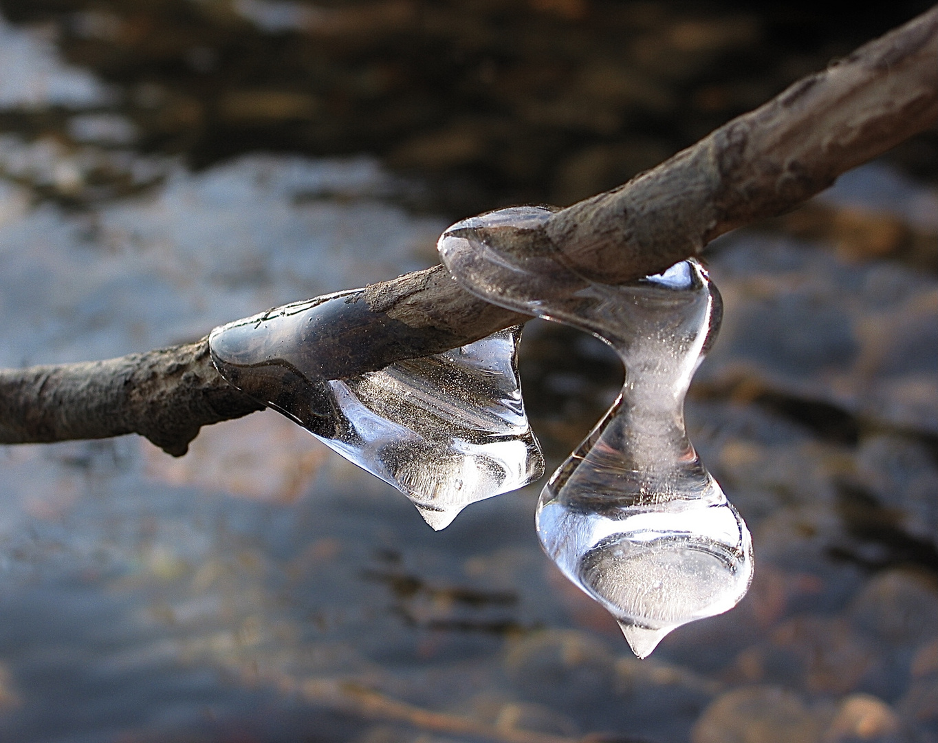 Wasser hat eigene Gesetze und unkonventionelle Befestigungs Methoden 