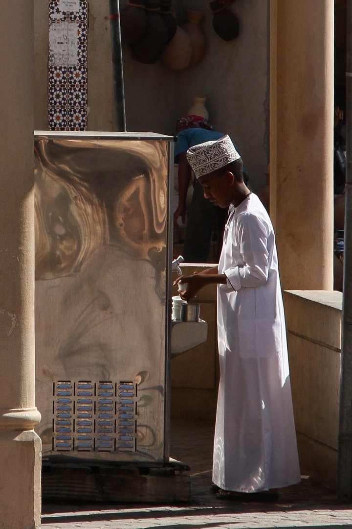 Wasser holen für den Tee, Oman