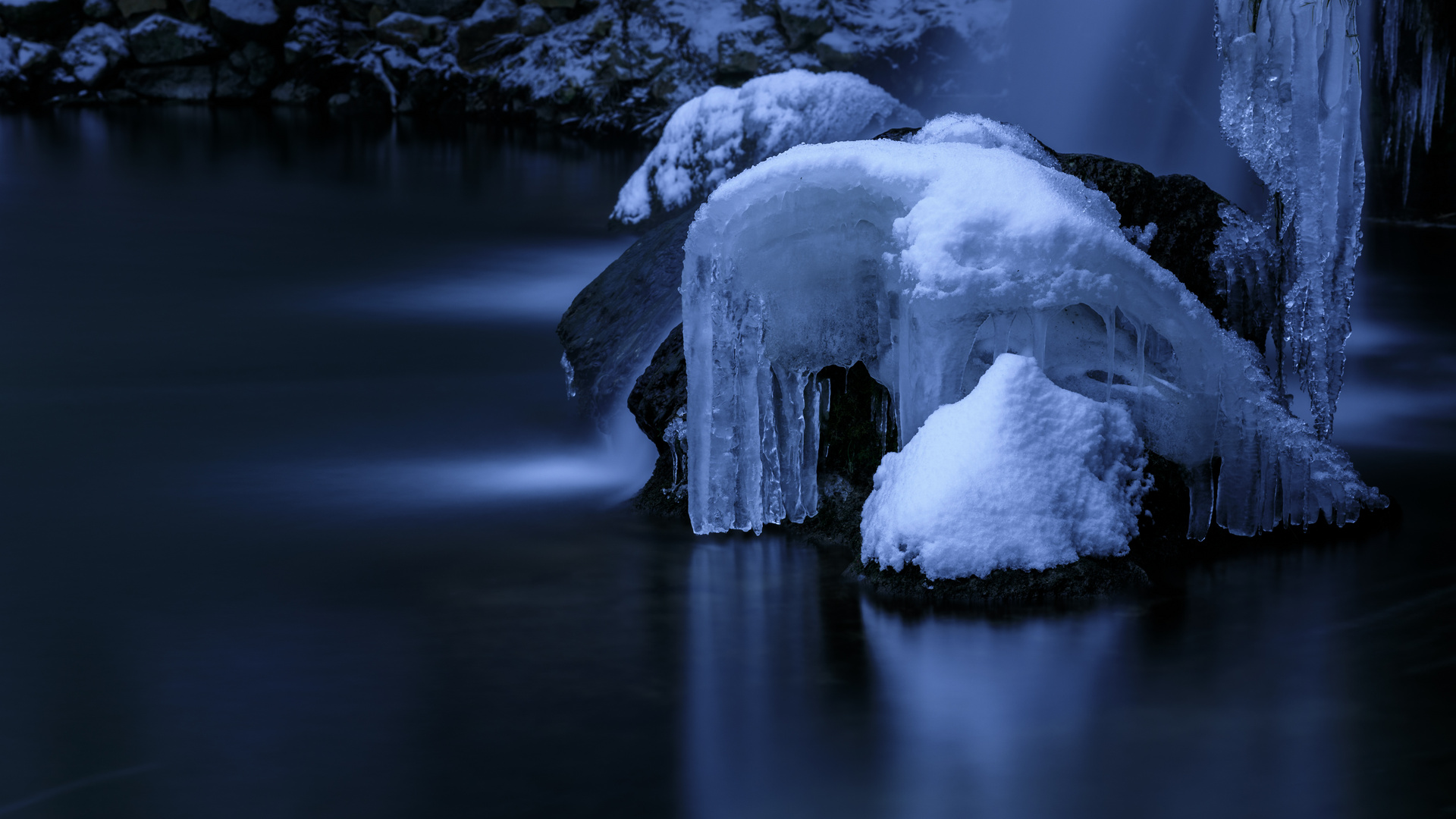 Wasser im Fluss - Eiskristalle