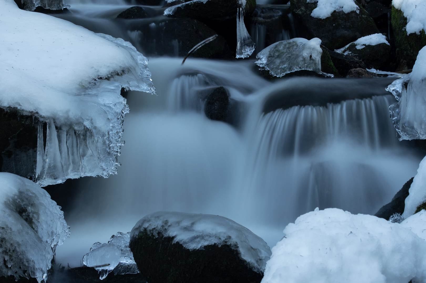 Wasser im Fluss - Eiskristalle