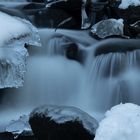 Wasser im Fluss - Eiskristalle