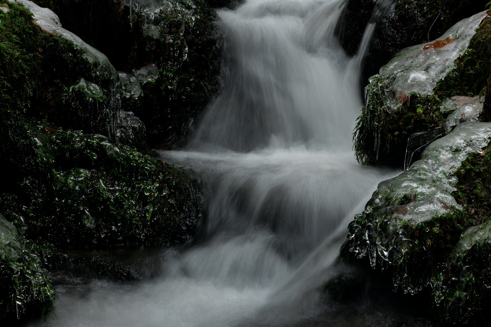 Wasser im Fluss - Eiskristalle