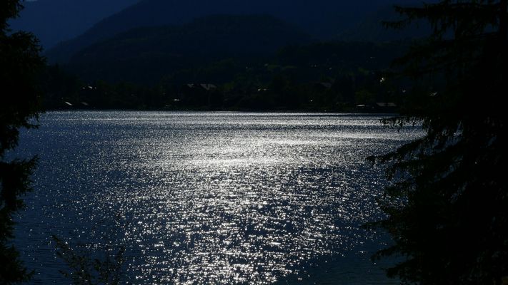 Wasser im Gegenlicht