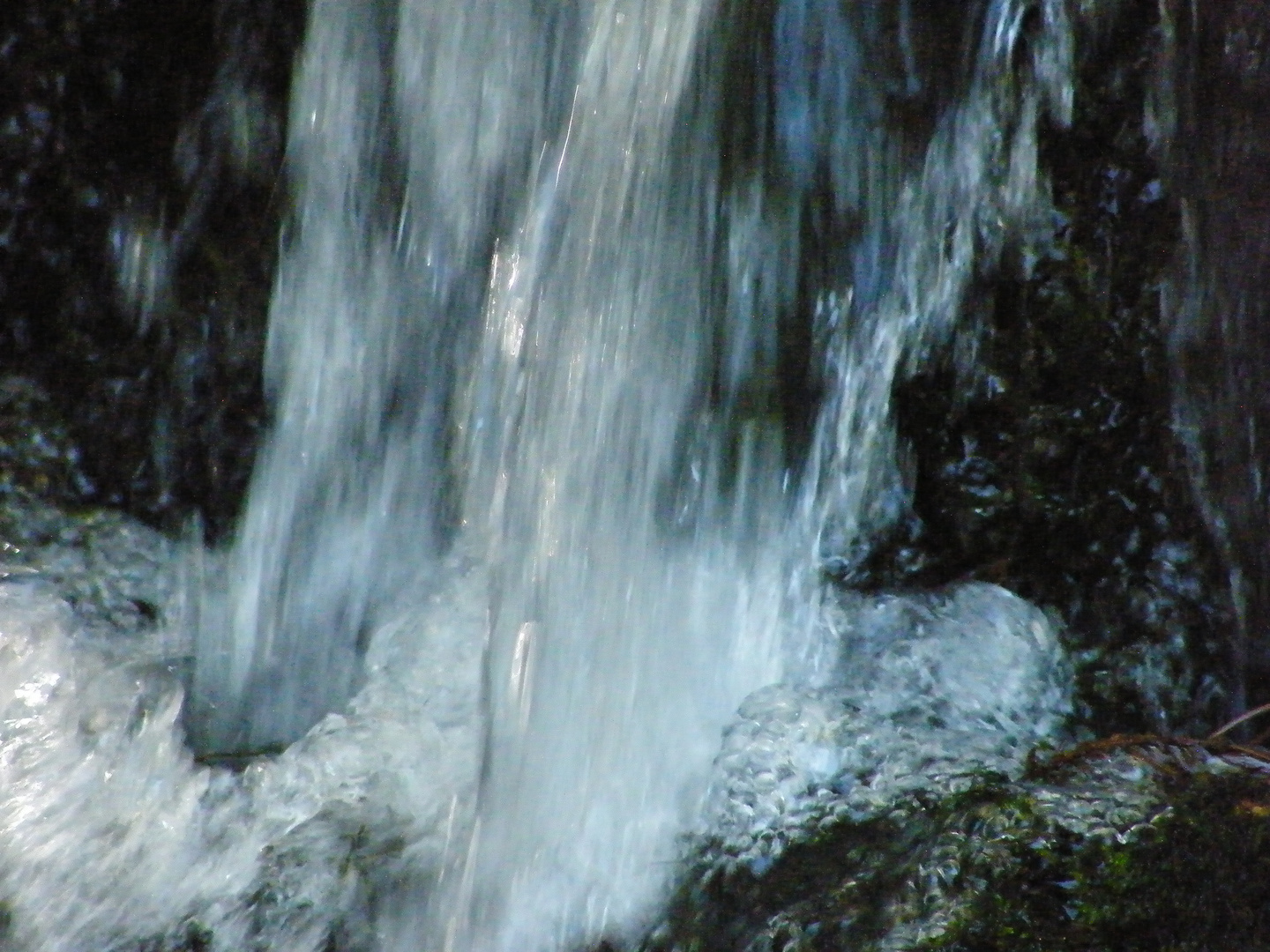 Wasser in Bewegung - Ein kleiner Wasserfall in den Bergen