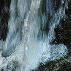 Wasser in Bewegung - Ein kleiner Wasserfall in den Bergen