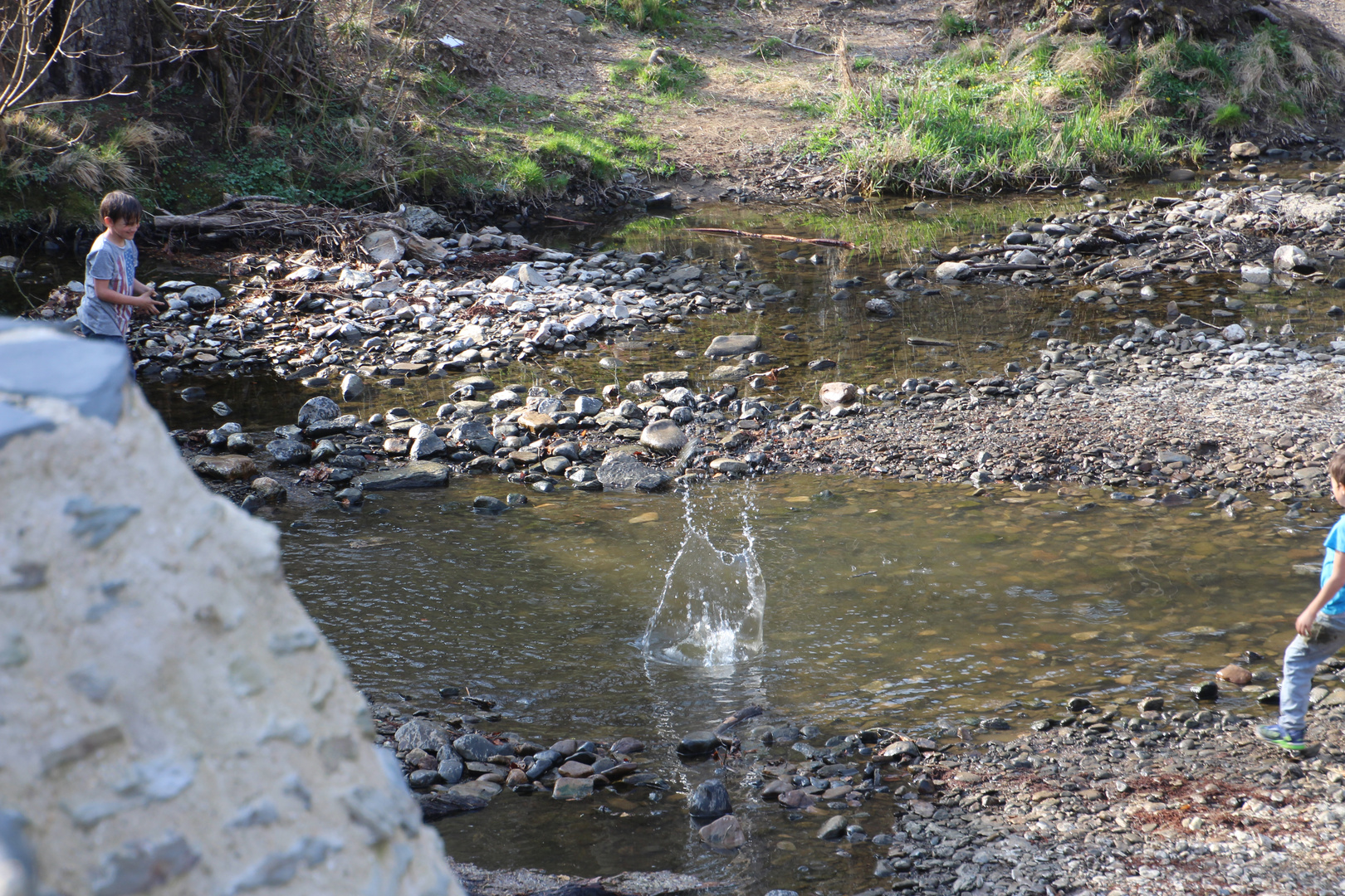 Wasser in der Natur erweckt den Spieltrieb...