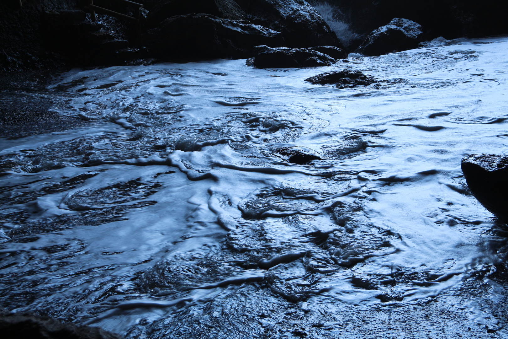 Wasser in einer Meereshöhle