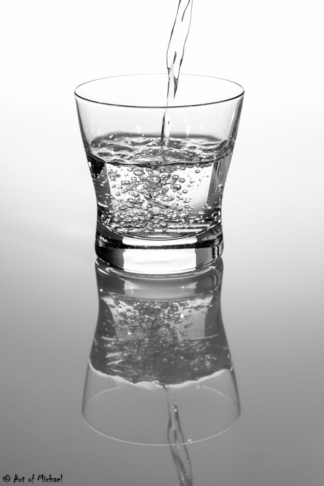 Wasser ins Glas