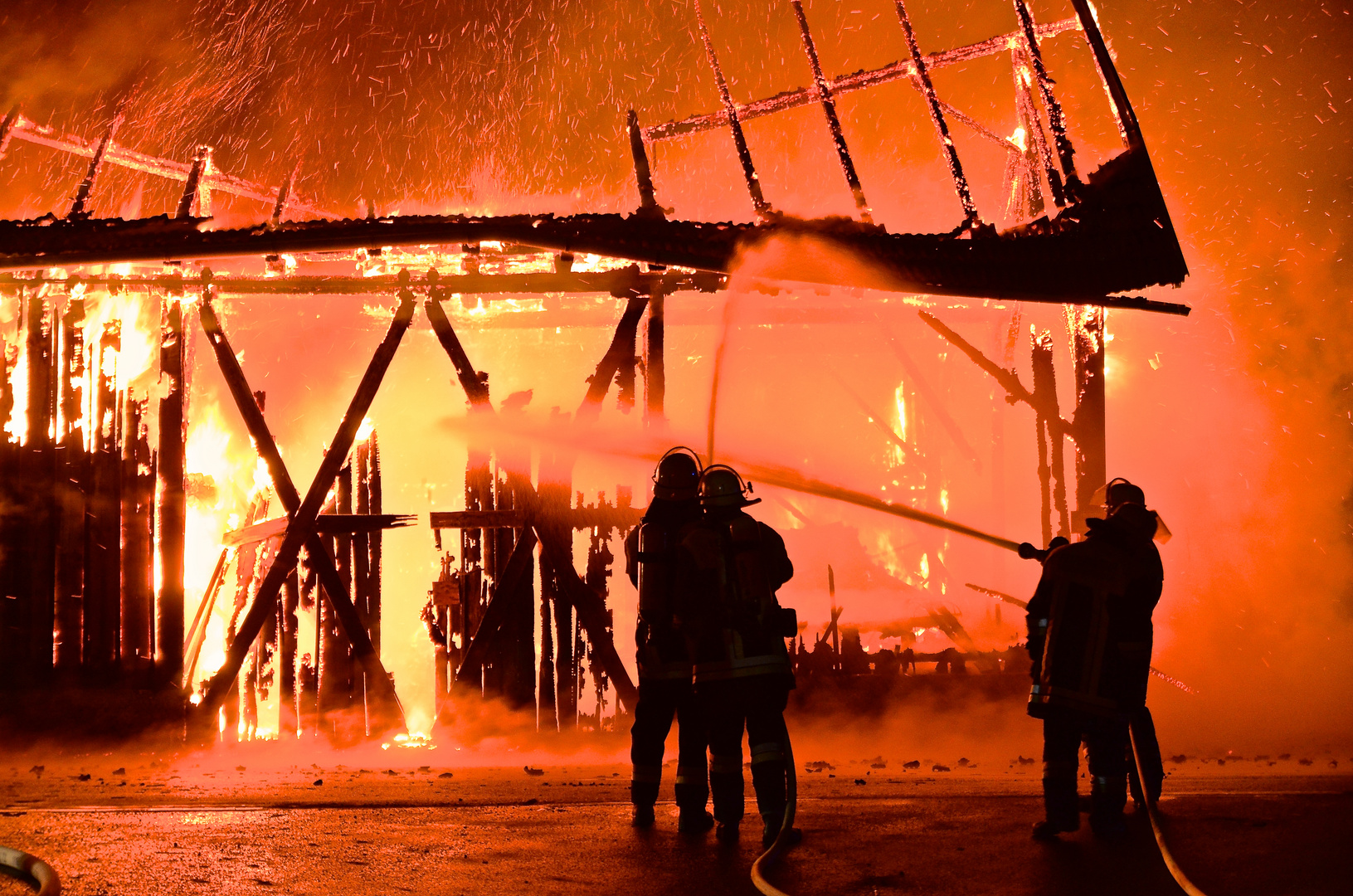 Wasser ins leuchtende Flammenhaus