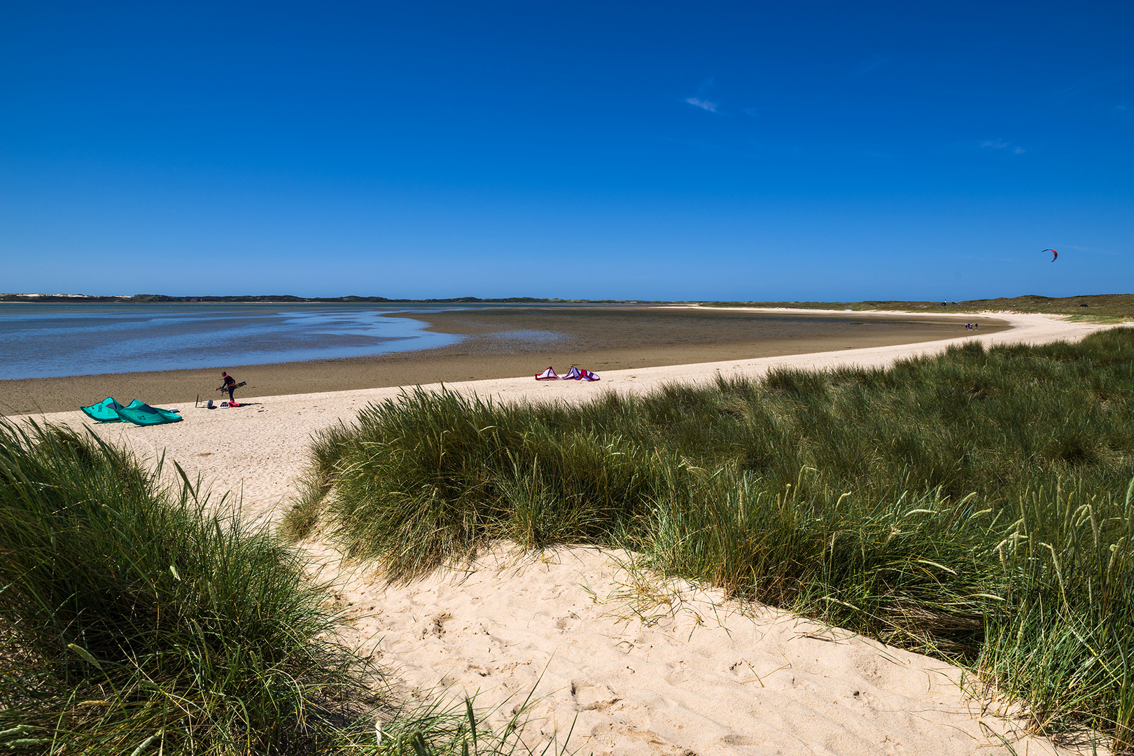 Wasser kommt und die Kitesurfer bei der Inbetriebnahme