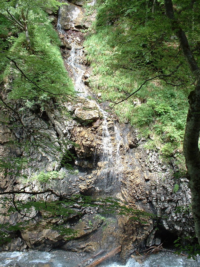 Wasser kommt und geht aus den Berg