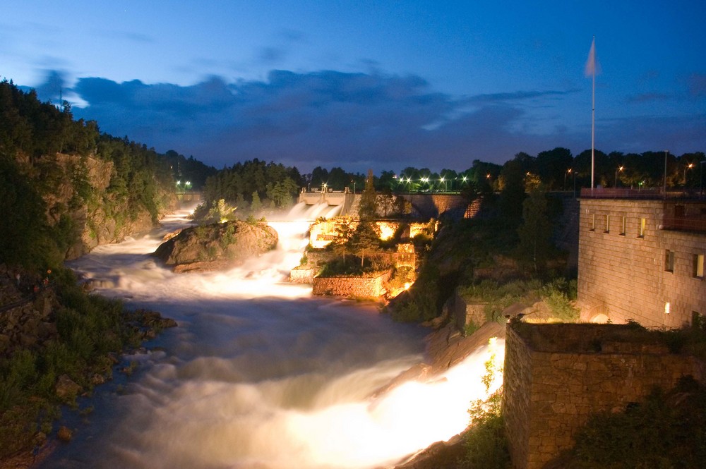 "Wasser marsch !" (abendliche Flutung der Trollhättan-Wasserfälle in Schweden)