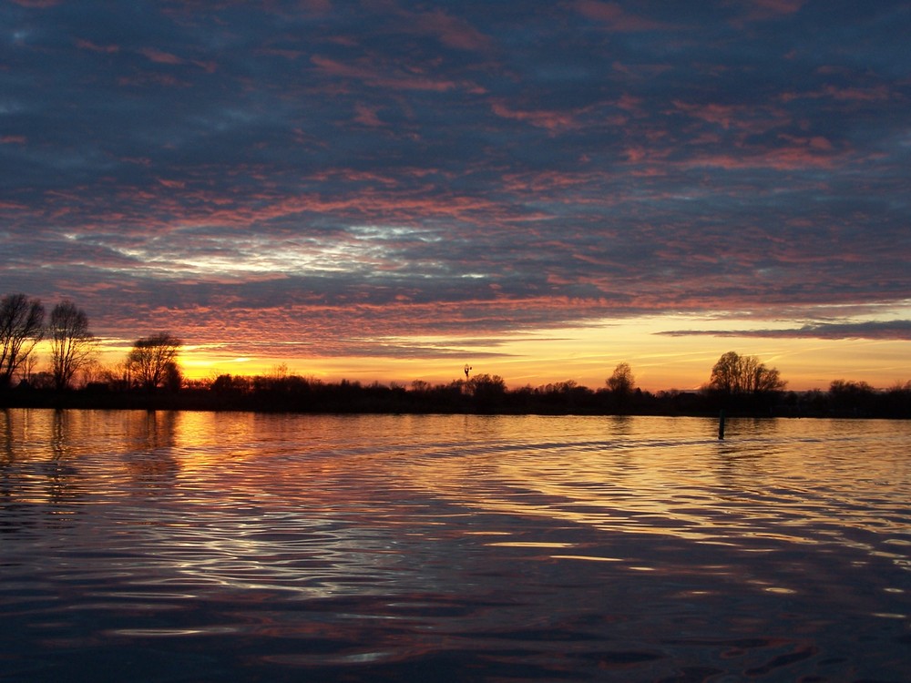 Wasser mit untergehender Sonne