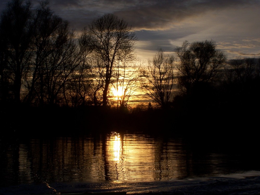 Wasser mit untergehender Sonne