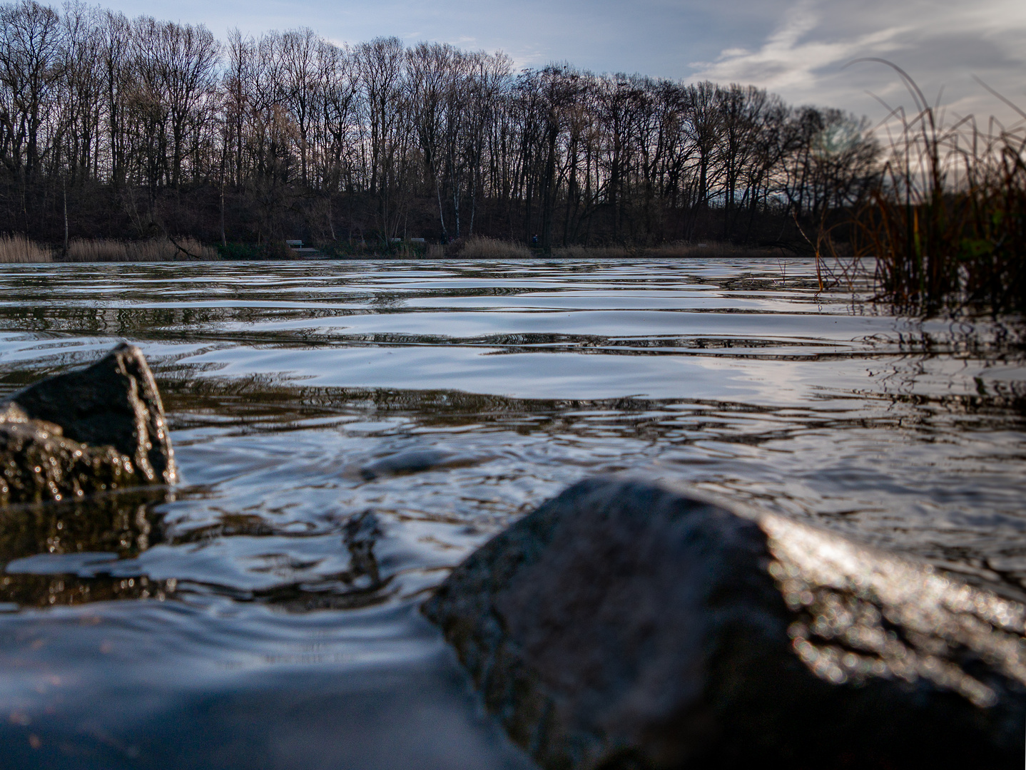 Wasser plätschert am Stein