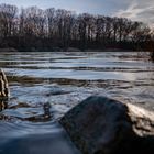 Wasser plätschert am Stein