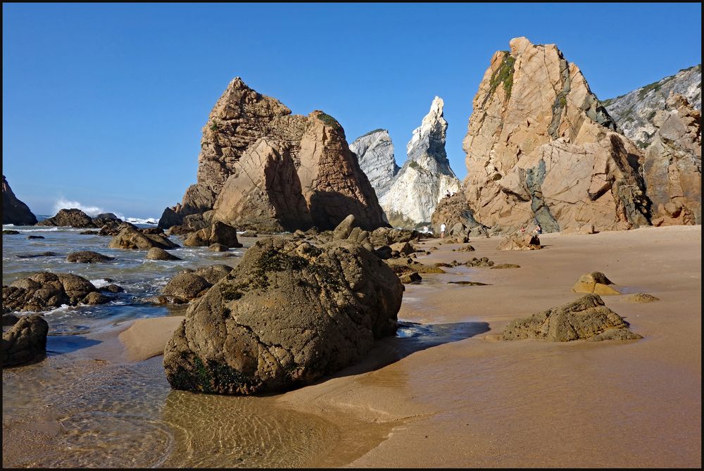 Wasser, Sand und Felsen