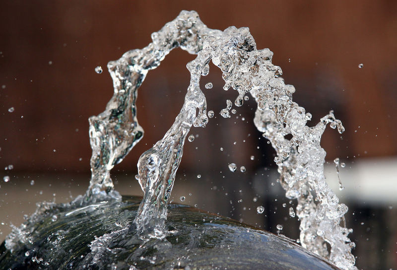 Wasser schlägt eine Brücke