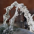 Wasser schlägt eine Brücke