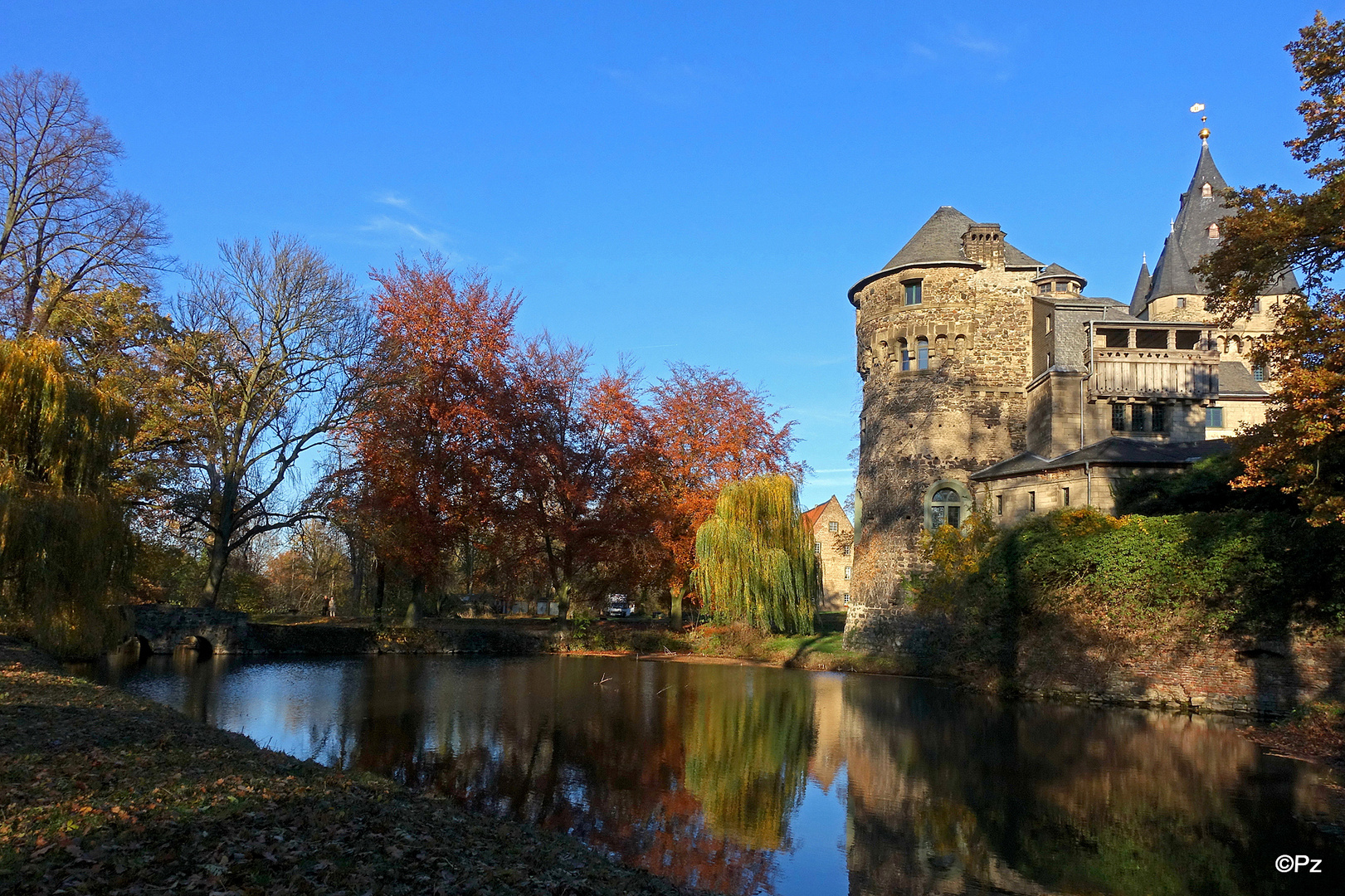 Wasser-Schloss Hülchrath in der Novembersonne ...
