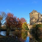 Wasser-Schloss Hülchrath in der Novembersonne ...