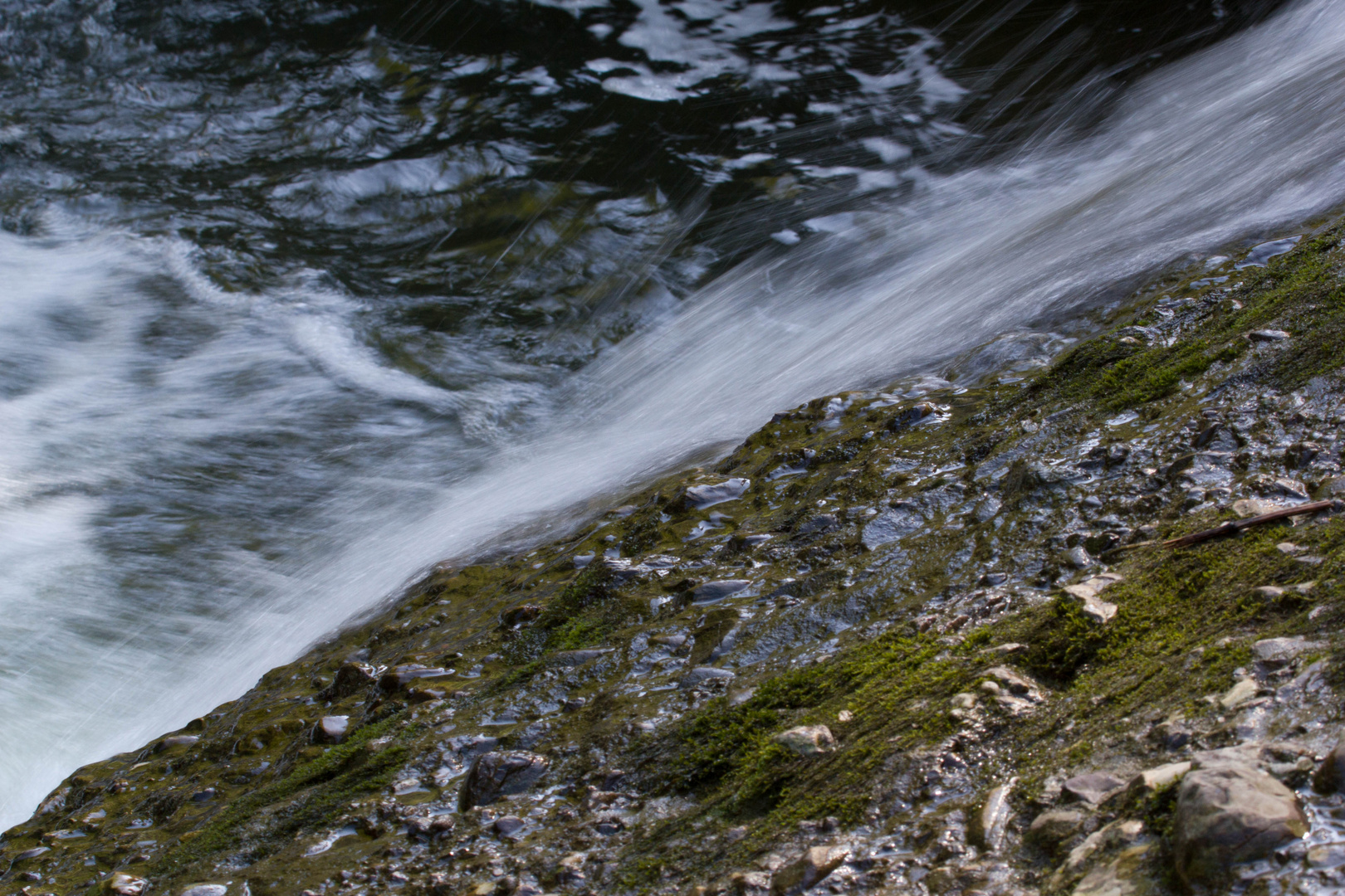 Wasser schwebt über Felsen