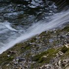 Wasser schwebt über Felsen