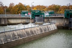 Wasser sprudelt stark ins 1. Sparbecken 