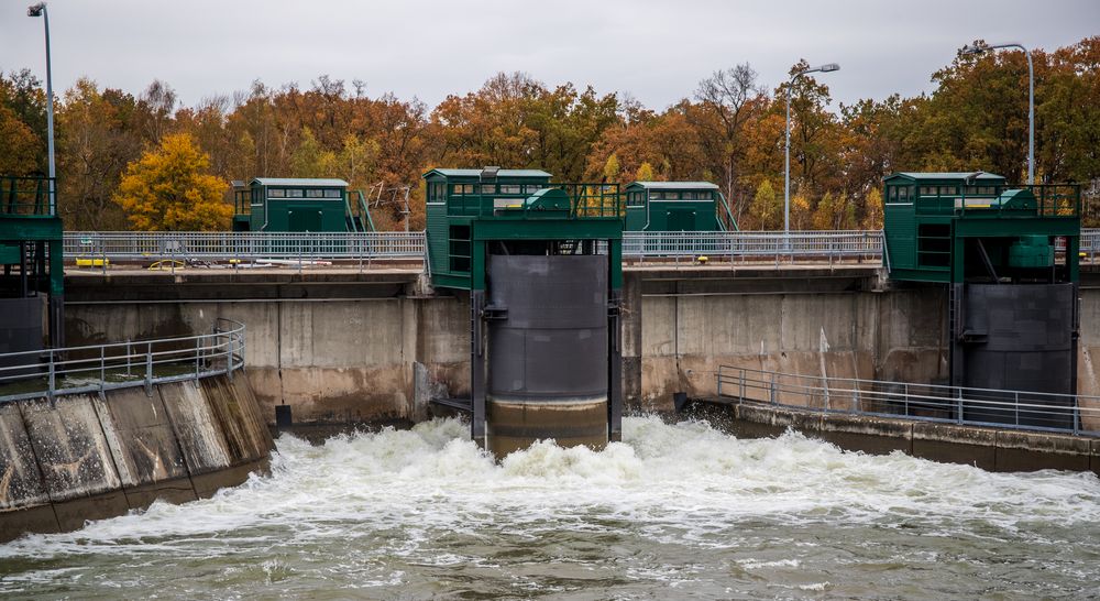 Wasser sprudelt stark ins 2. Sparbecken 